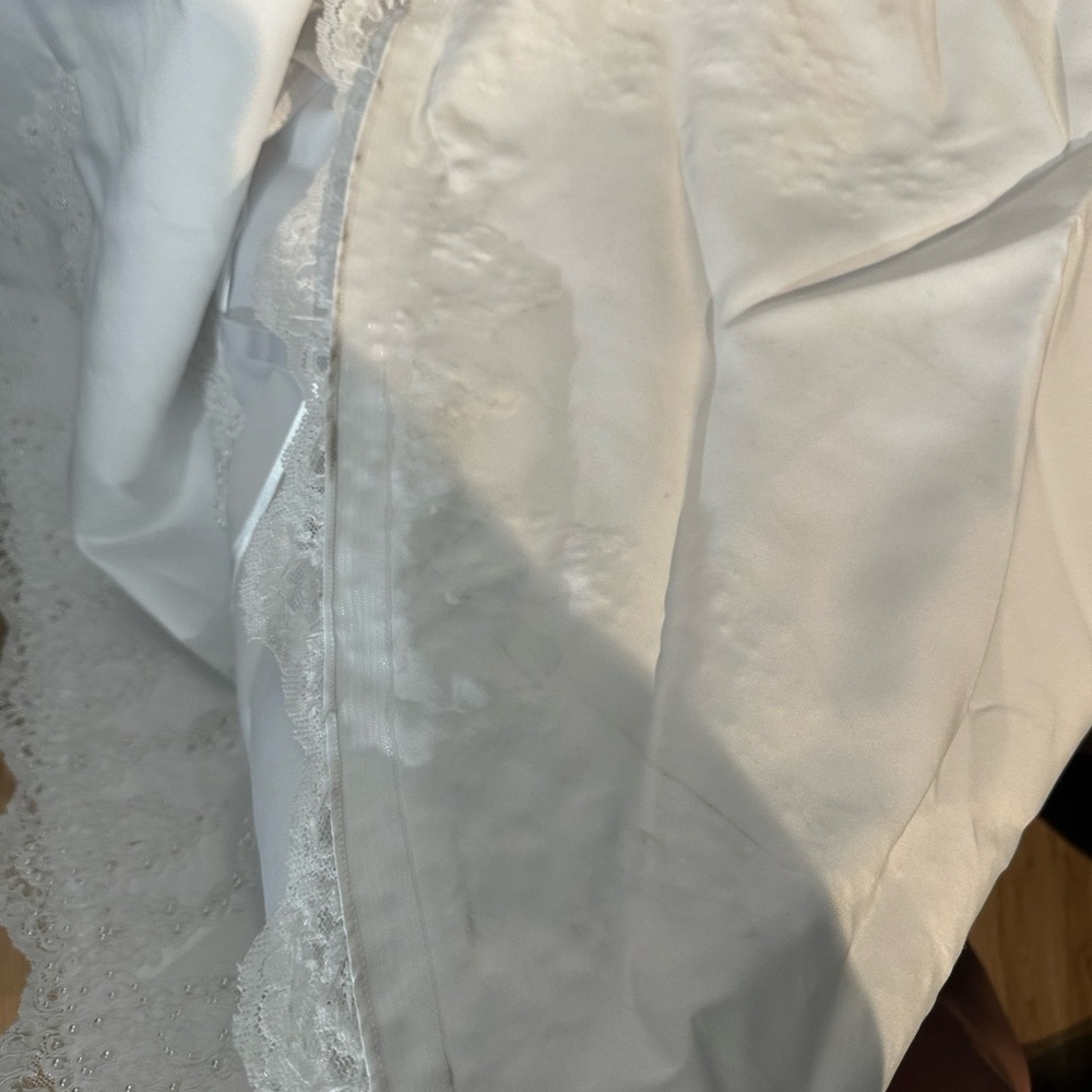David’s Bridal Elegant White Lace Gown Size 16 W - Picture 7 of 16